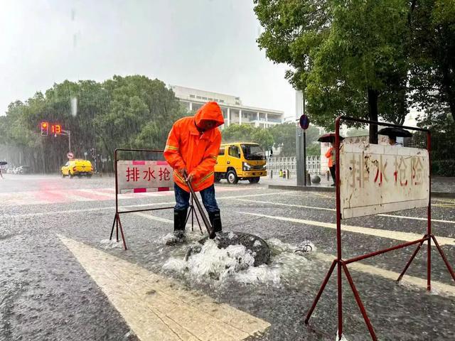 南京防汛最新,南京防汛最新消息背后的故事，小巷深處的獨(dú)特風(fēng)情與一家特色小店的魅力